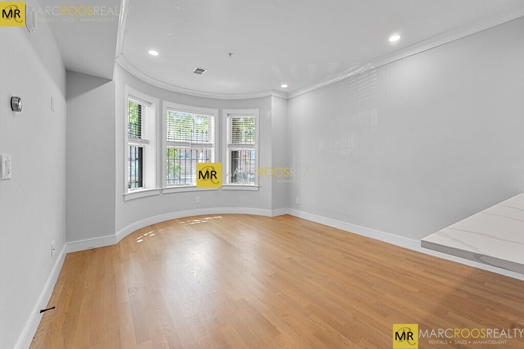 Building Photo - 535 Newbury St