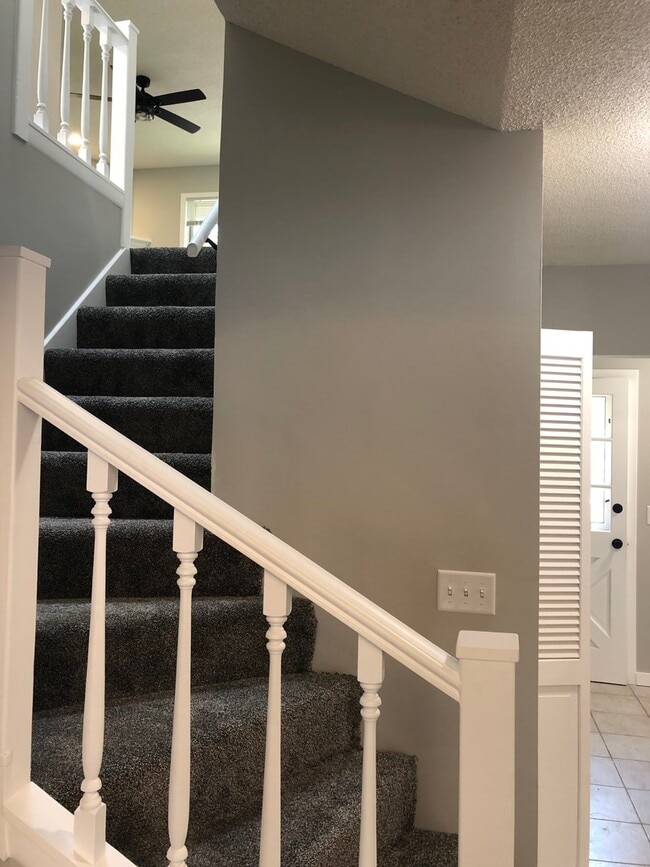 Building Photo - Single Family Home - River Views - Updated Finishes!