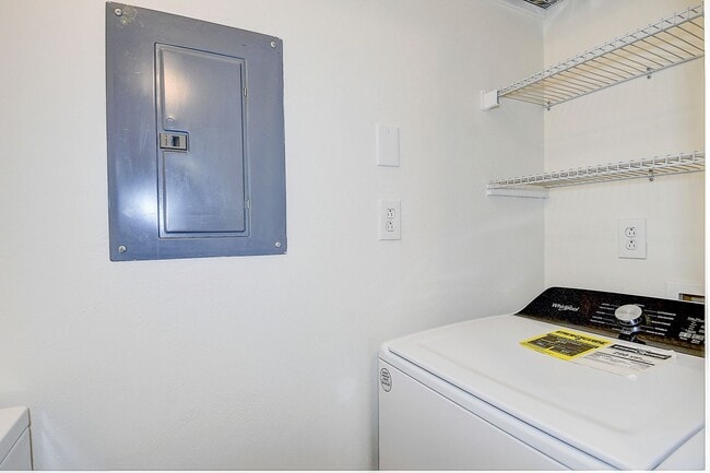 Building Photo - 2393 London Pointe Dr