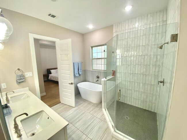 Building Photo - 303 Queen Sude Ln