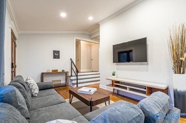 Building Photo - 702 Chambers Dr NE