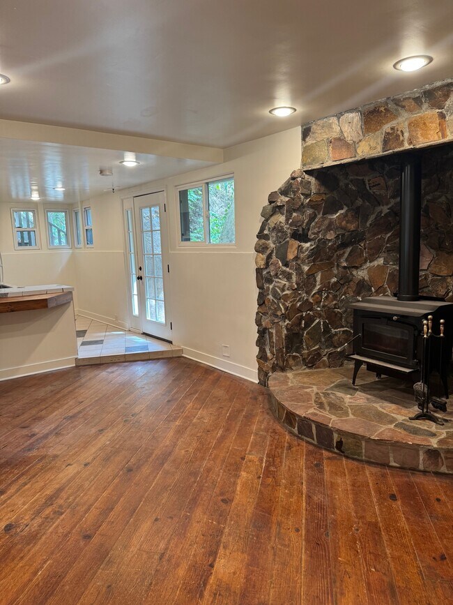 Building Photo - 1440 Old Topanga Canyon Rd