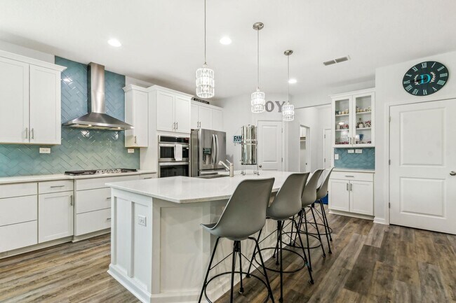 Building Photo - Spacious 4 Bed / 4 Bath Home with Upgrades...
