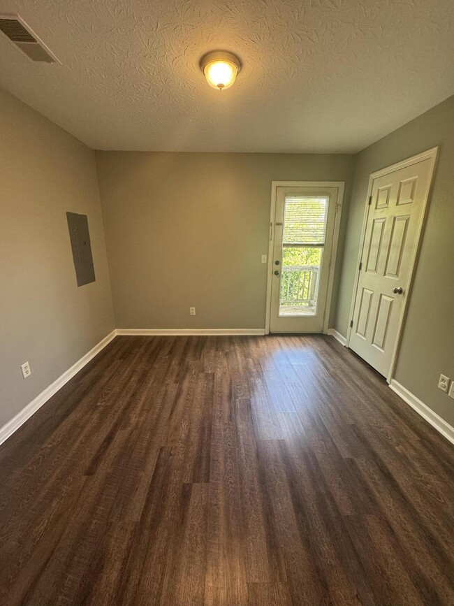 Building Photo - 210 Mousas Way