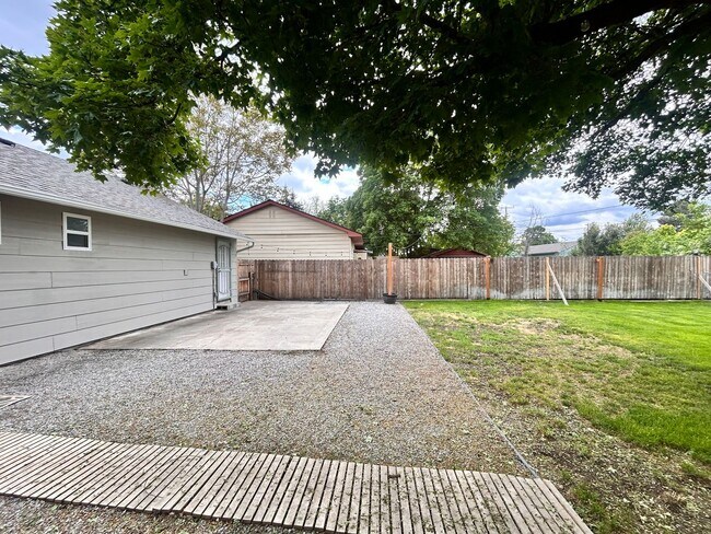 Building Photo - Completely Renovated 4 Bed, 2 Bath Home in Spokane!