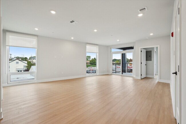 Building Photo - 6910 Ridge Ave