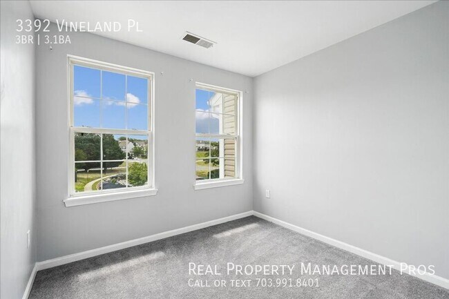 Building Photo - 3392 Vineland Pl