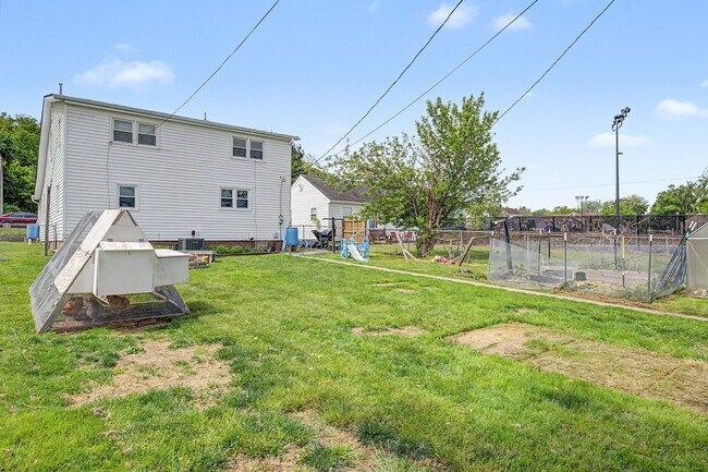 Building Photo - Spacious 5-Bedroom Home Near Radford University
