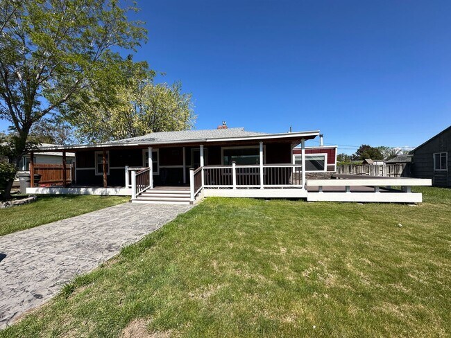 Primary Photo - 2414 W. Bruneau Ave. 4 Bedroom, 2 bath!