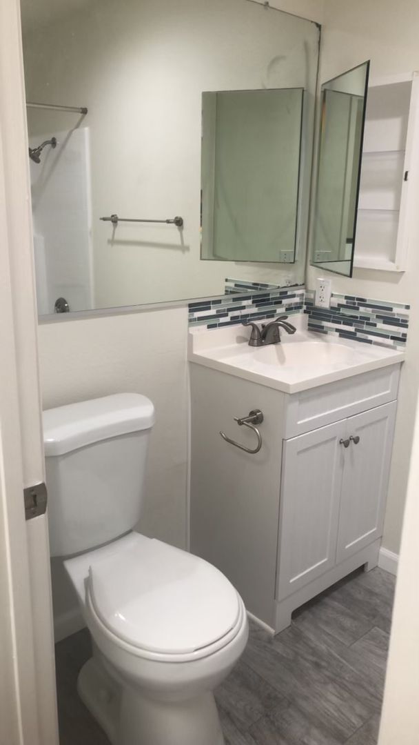 Building Photo - Charming 3 Bedroom, 2.5 Bath end unit Town...