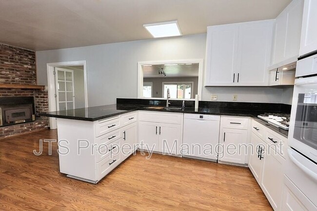 Building Photo - 2128 W La Loma Dr