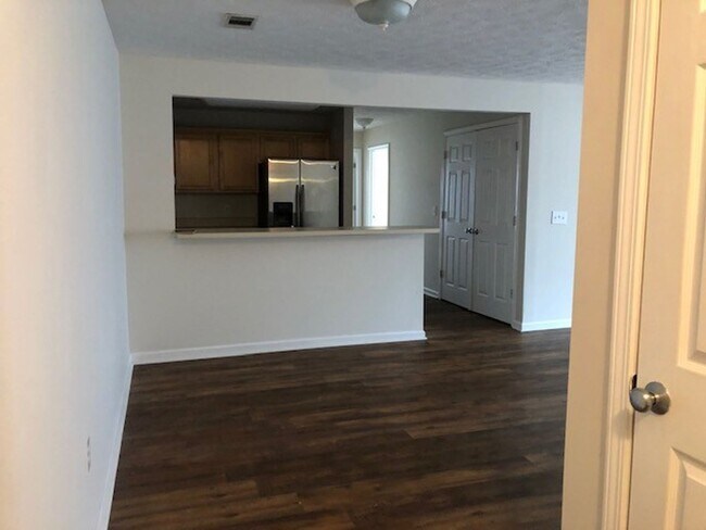 Building Photo - 1385 S Donahue Dr