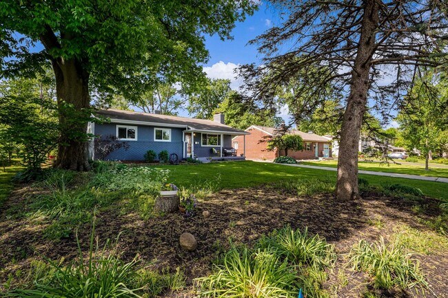 Building Photo - Fully Furnished! Stunning UA Ranch with 3 ...