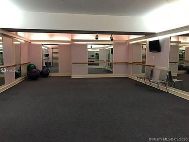 Building Photo - 3660 Inverrary Dr