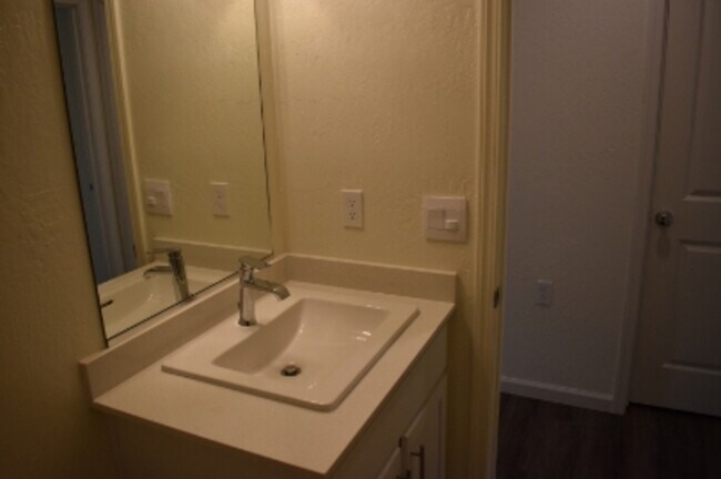 Building Photo - 641 Marshall Ln