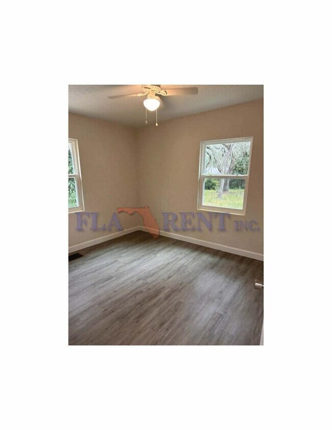 Building Photo - 4/2 Bungalow in Geneva!!