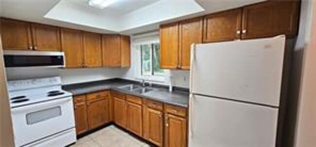Building Photo - Cute 2/1 duplex - Freshly painted