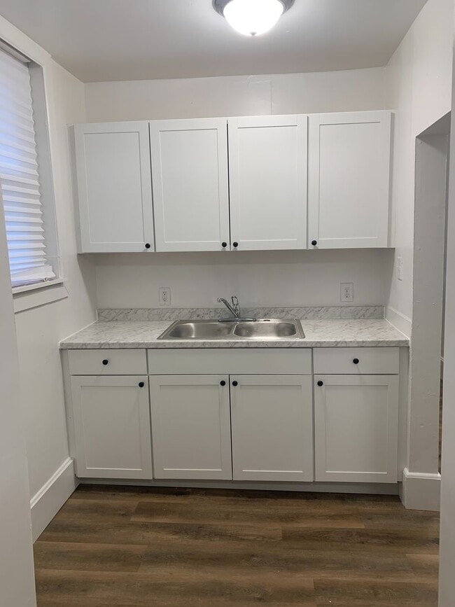 Building Photo - Video in Photos! Downtown York 2 Bedroom-1st Floor