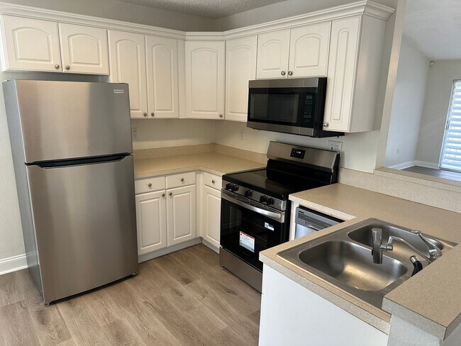 Building Photo - 8824 Coral Palms Ct