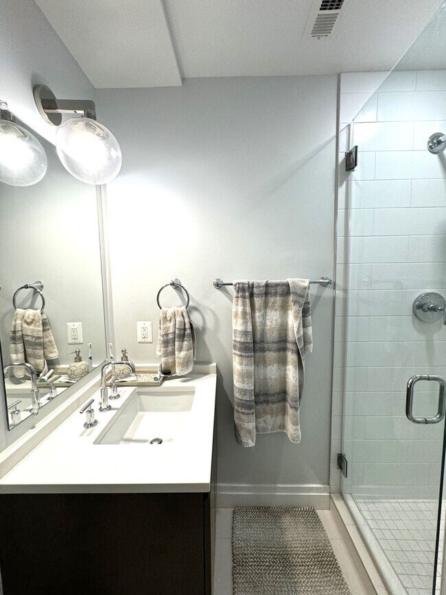 Building Photo - Centrally located 1BR/1BA Dupont Circle $2700 a month