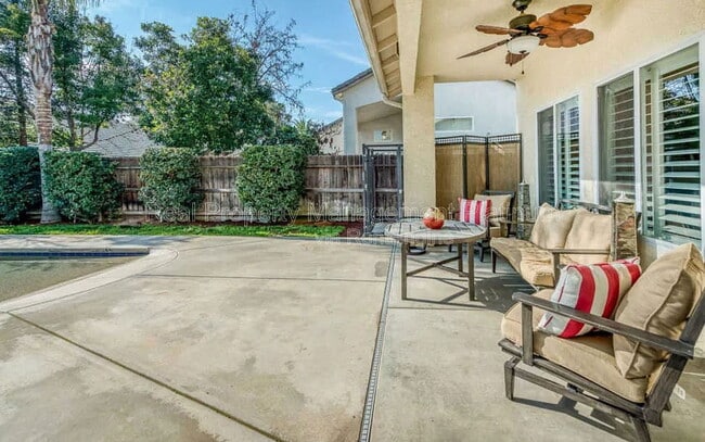 Building Photo - 2927 E Solar Ave