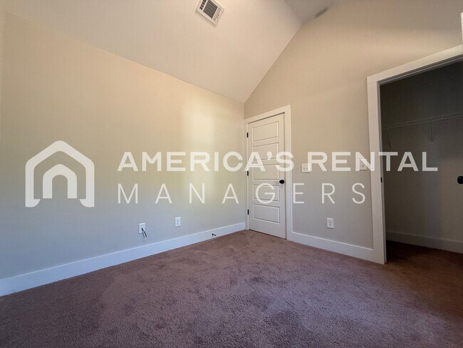Building Photo - Townhome for Rent in Chelsea! COMING SOON!