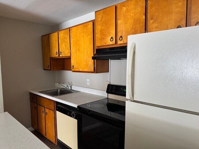 Building Photo - 320 Elm St