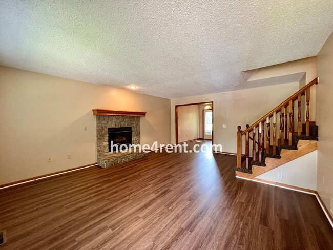Building Photo - Cozy Duplex w/ Plenty of Space, LVP Flooring and a Fenced Yard!