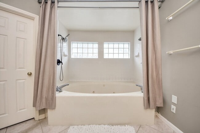 Building Photo - 1802 Whispering Forest Dr