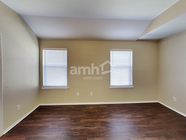 Building Photo - 106 Logan Ln