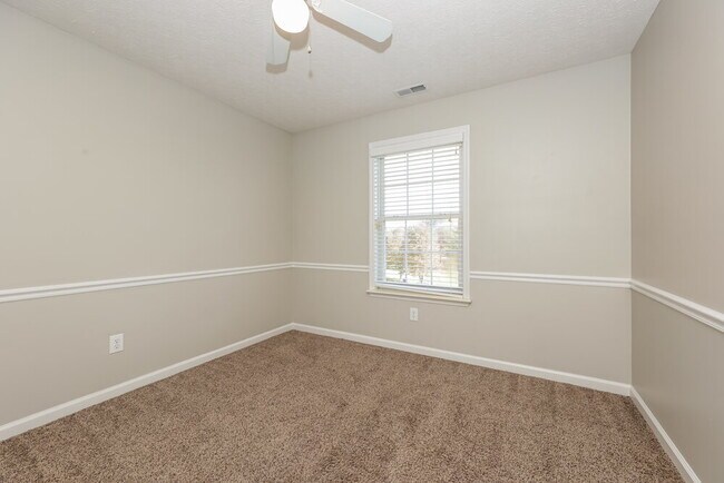 Building Photo - 105 Walton Trce S