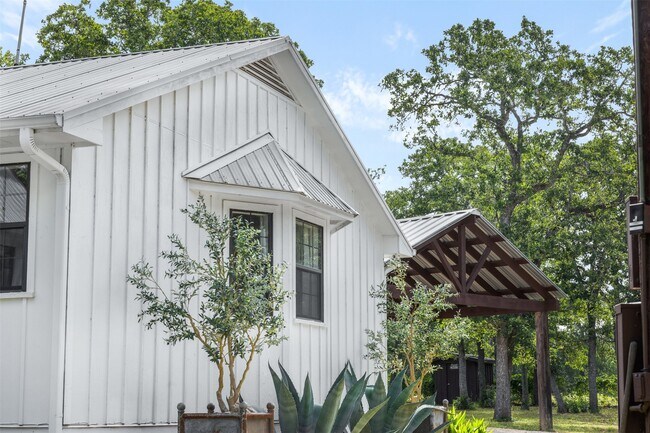 Building Photo - 6811 Mockingbird Rd