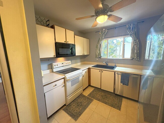 Building Photo - Haleakala Gardens - Furnished Ground Floor 3bed/2bath Condo private end unit!