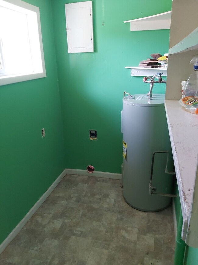 Building Photo - Cozy 1 Bed, 1 Bath House with Big Backyard and Outdoor Deck!