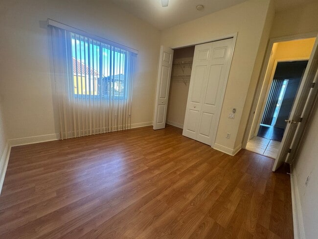 Building Photo - 401 SW 33rd Ave