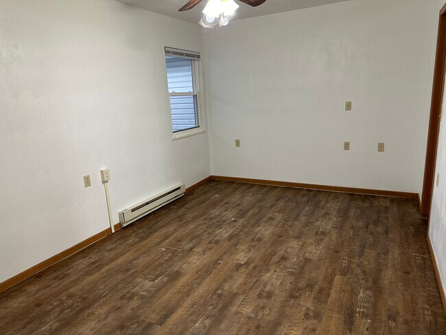 Building Photo - 1072 Lakeshore Dr