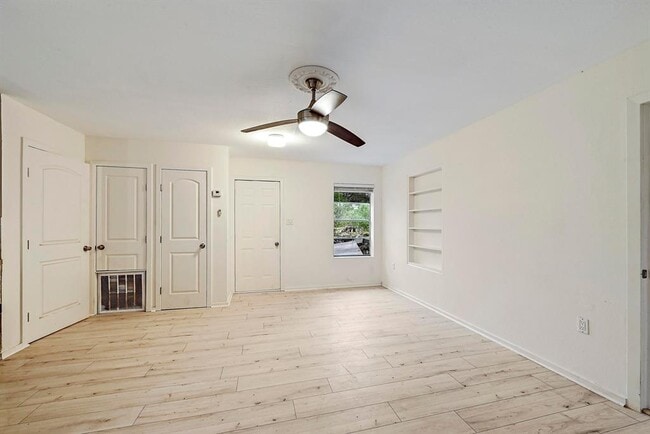 Building Photo - 18502 E Lakeview Dr
