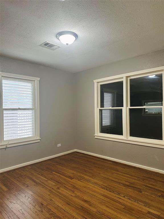 Building Photo - 2303 Oaklawn Dr