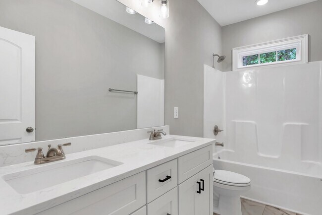 Building Photo - 835 Blue Bird Dr