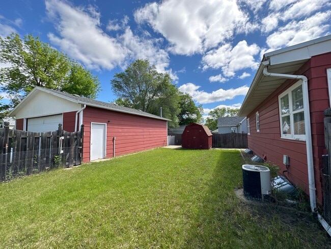 Building Photo - 2 Bedroom Home