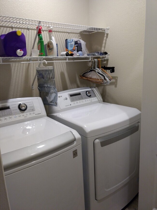 Building Photo - 2 bed/3 bath with spacious finished basement!