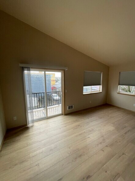 Building Photo - 3010 Everett Ave