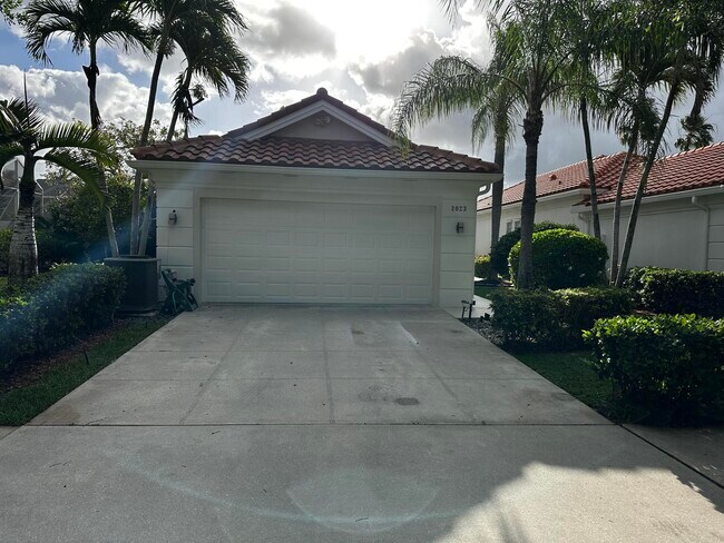 Building Photo - 2023 Valencia Dr