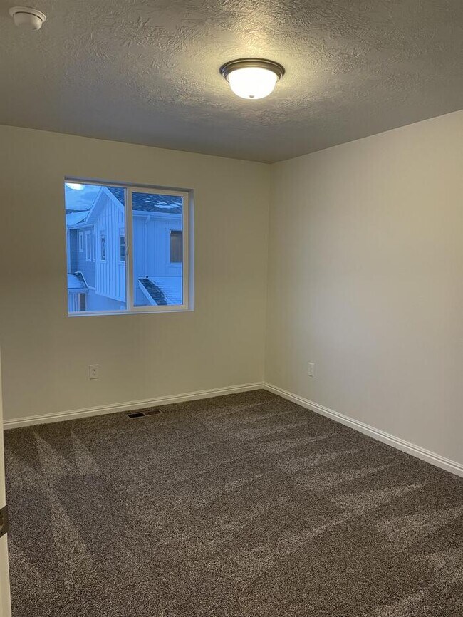 Building Photo - 15135 S Reins Wy