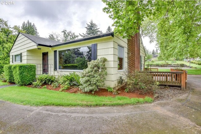 Building Photo - Gorgeous House with Extra Large Yard, Spor...