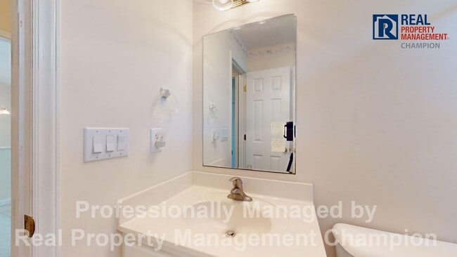 Building Photo - Vintage 3 Bedroom 2 Bathroom in the covete...
