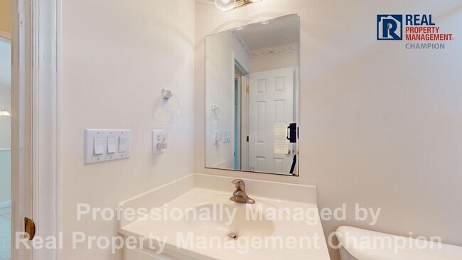 Building Photo - Vintage 3 Bedroom 2 Bathroom in the coveted Fairfield Harbour Subdivision!