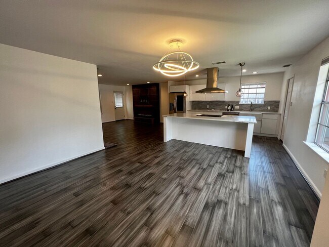 Building Photo - 3 bedroom 2 bath home located in Sea Gate Subdivision