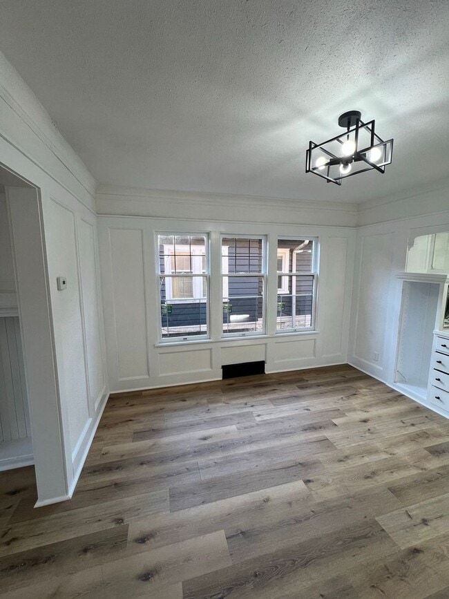 Building Photo - Brand new fully renovated 5 Bedroom Single...