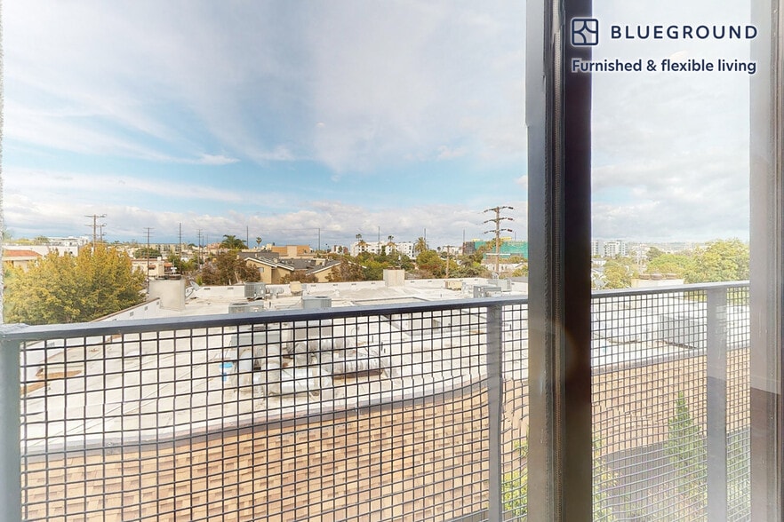 Building Photo - 10810 Palms Blvd